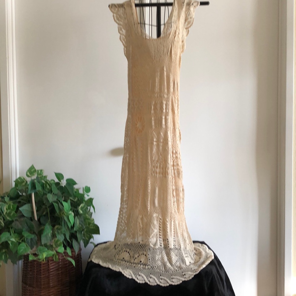 Stunningly beautiful scalloped sleeves Cream Lace Maxi dress w/full slip. Sz L